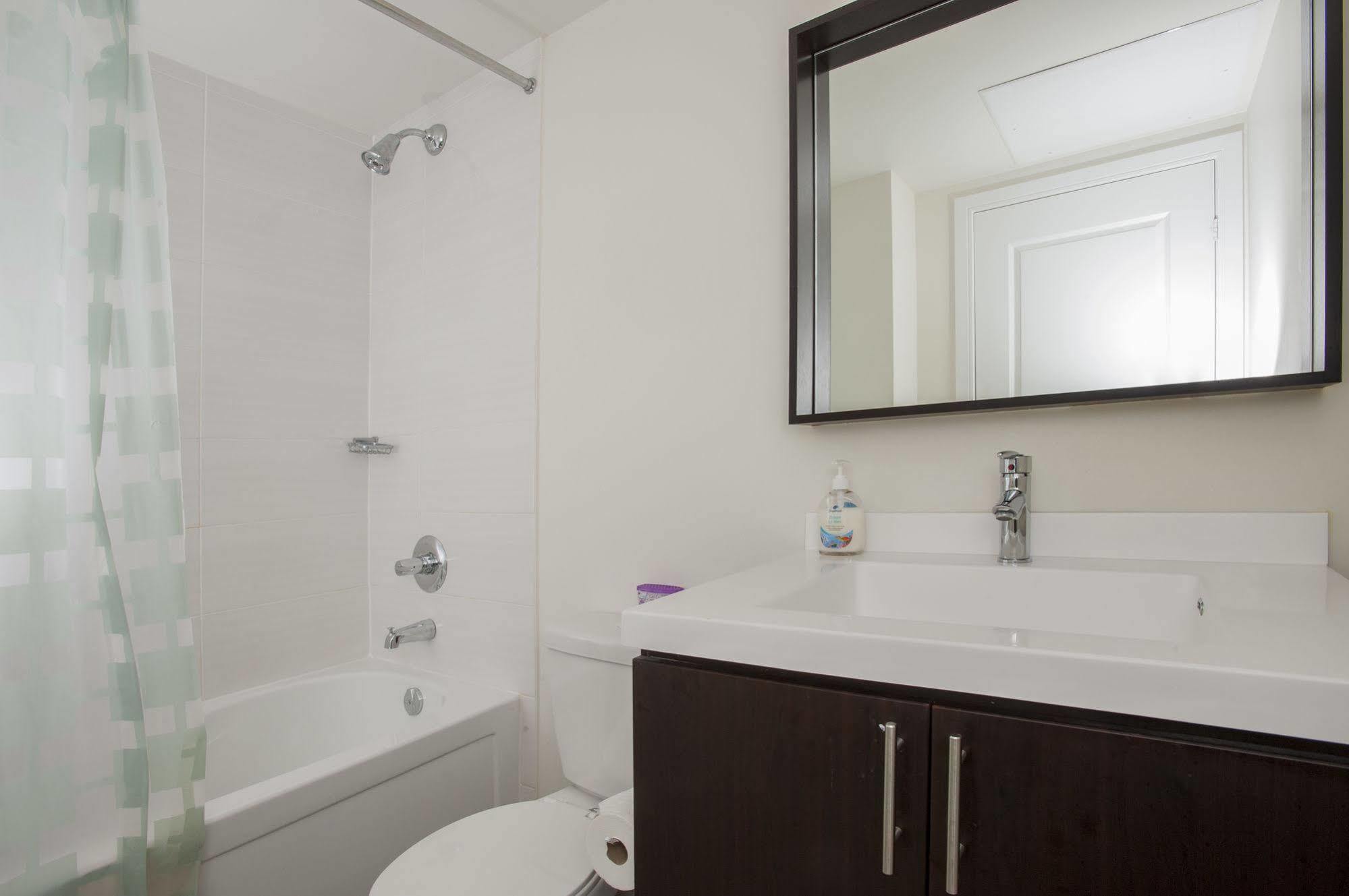 Life Suites Luxury Downtown Condos 多伦多 外观 照片