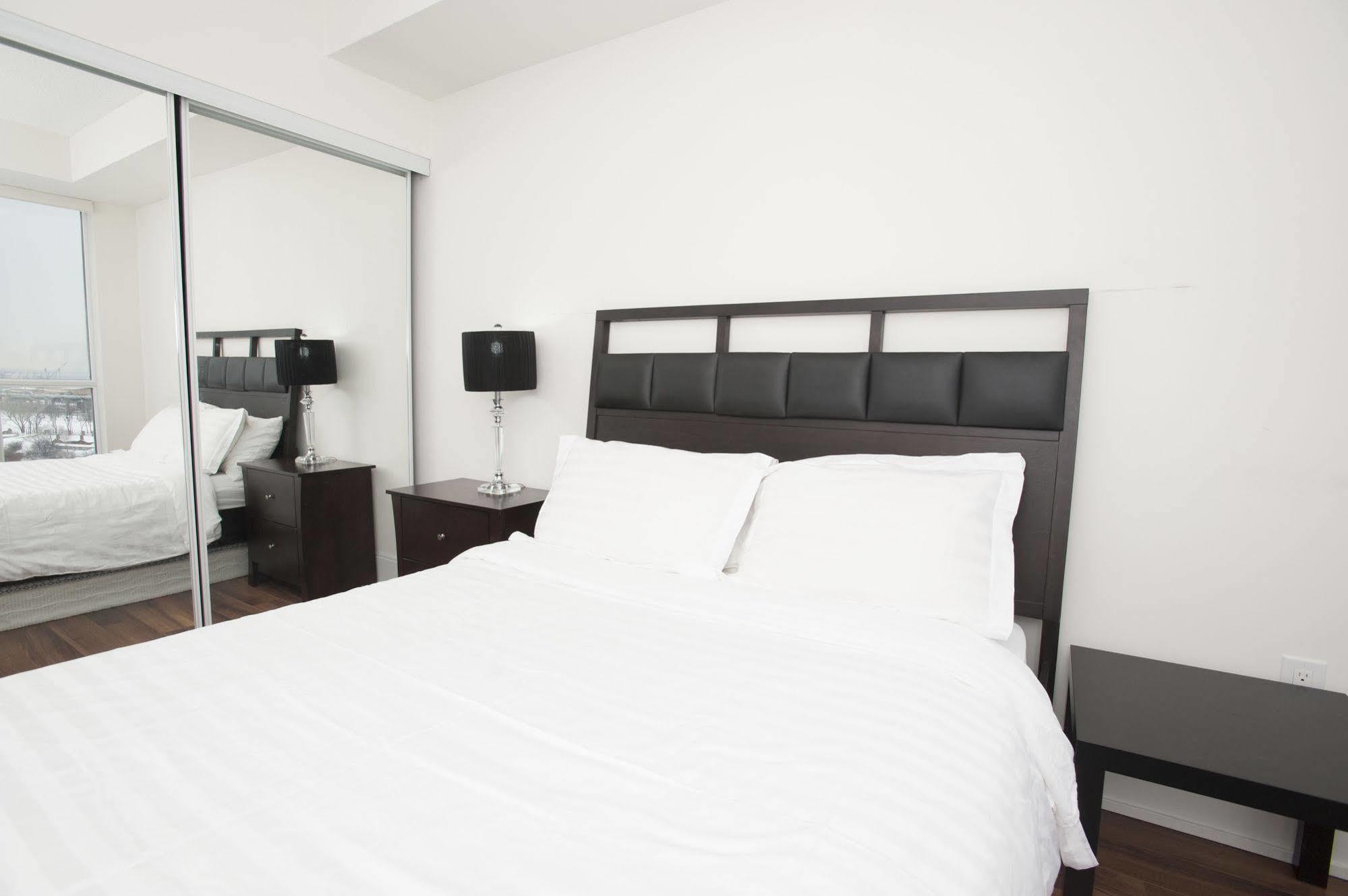 Life Suites Luxury Downtown Condos 多伦多 外观 照片